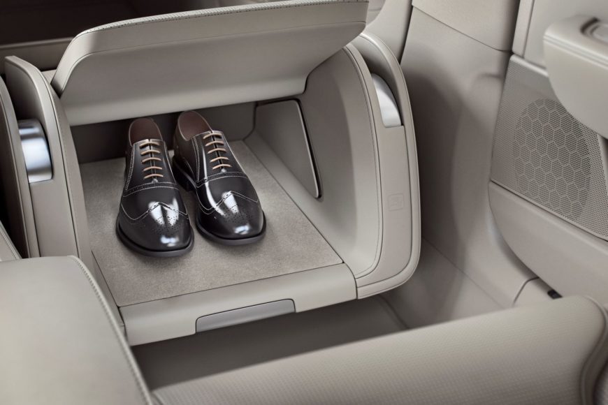 Volvo S90 Excellence interior lounge console